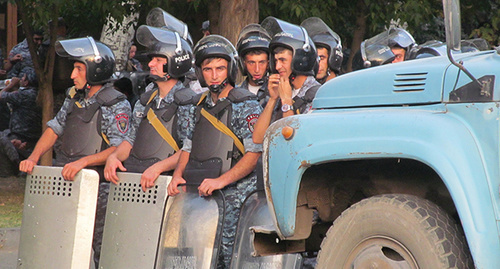 Полицейский кордон в Ереване. Фото Тиграна Петросянеа для "Кавказского узла"
