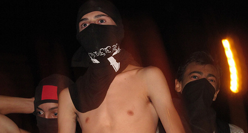 Молодежь заявляет о поддержке отряда «Сасна Црер», захватившего полк полиции. Фото Тиграна Петросяна для "Кавказского узла"