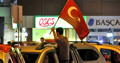 Флаг Турции в руках у активиста 17.07.2016. Фото Магомеда Туаева для "Кавказского узла"
