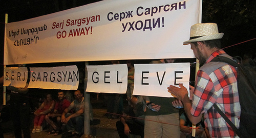 Трехъязычная надпись с требованием отставки президента Сержа Саргсяна. Активисты добавили еще одну надпись на турецком: «Серж Саргсян возвращайся домой!». Фото тиграна петросяна для "Кавказского узла"