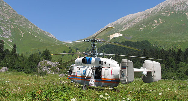 Вертолоет МЧС в горах. Фото:   http://www.livekuban.ru/news/proisshestviya/spasateli-evakuirovali-turista-s-podnozhya-gory-fisht/