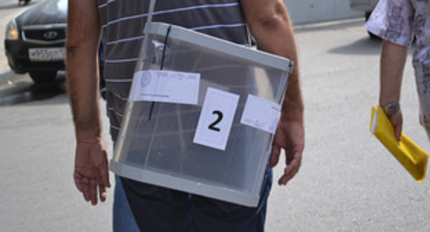 Выносная урна для голосования. Фото Светланы Кравченко для "Кавказского узла"