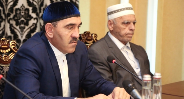 Юнус-Бек Евкуров на встрече с религиозными деятелями Ингушетии. Июнь 2016 года. Фото: Ingushetia.ru