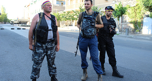 Члены отряда «Сасна Црер», захватившие полк полиции. Фото Тиграна Петросяна для "Кавказского узла"