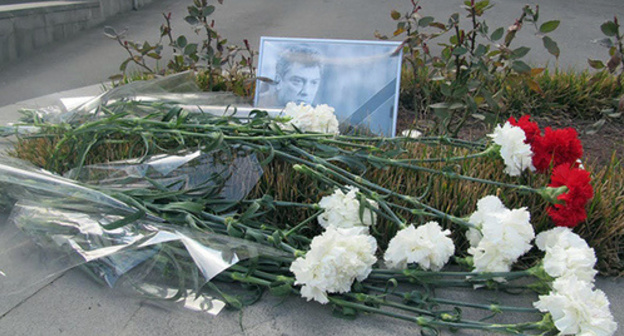 Цветы и портрет Б.Немцова у посольства России в Армении. Фото Армине Мартиросян для "Кавказского узла"