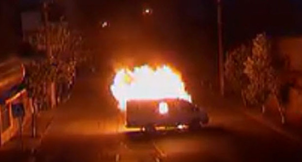 На территории полка ППС члены "Сасна Црер" в знак протеста сожгли полицейскую машину. Ереван, 24 июля 2016 г. Кадр из видео пользователя Zhvania David https://www.youtube.com/watch?v=xGC34aYgb4s