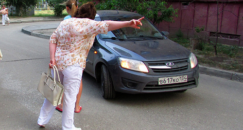 Конфликт, возникший между активистами и водителем. Фото Вячеслава Ященко для "Кавказского узла"