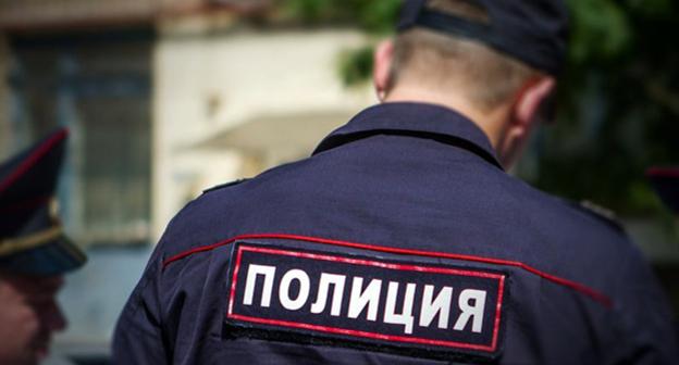 Сортрудник полиции. Фото: http://1tulatv.ru/2016/06/15/52095-tulyak-blagodarit-policeyskih-za-raskrytie-prestupleniya.html
