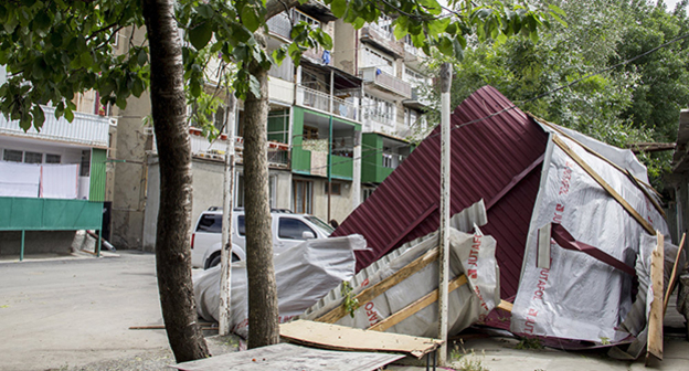 Соварная стихией крыша дома. Фото: © Sputnik/ Диана Козаева
 http://sputnik-ossetia.ru/South_Ossetia/20160727/2801624.html