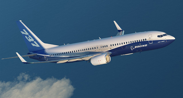 Самолёт Boeing‑737 в небе. Фото: http://euroradio.fm/ru/priostanovleno-deystvie-v-rossii-sertifikatov-na-samolety-boeing-737