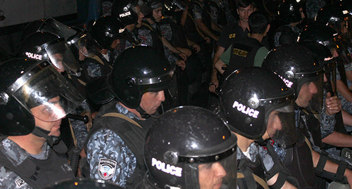 Полиция стянула дополнительные силы к территории вокруг здания, Ереван, 27.07.2016. Фото Тиграна Петросяна для "Кавказского узла"