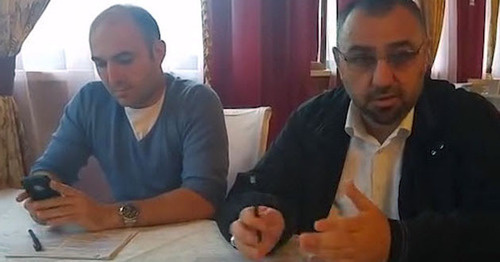 Адвокаты Мурад Велиханов и Асад Джабиров (слева). Кадр из видео пользователя Юрия Атаева https://www.youtube.com/watch?v=YjuLxxqA7ng