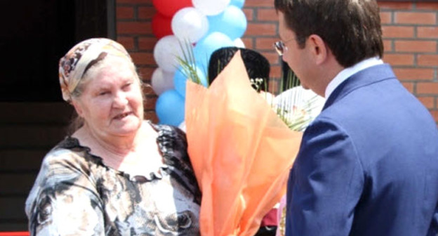 Церемония вручения ключей от новых квартир в четырехэтажном многоквартирном доме в селении Алхан-Юрт Урус-Мартановского района Чечни. 27 июля 2016 г. Башир Виситаев/ИА "Грозный-информ"