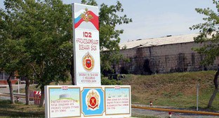 Стелла при входе на территорию Военнослужащий 102-й российской военной базы. Фото: billert, https://ru.wikipedia.org/wiki/102-я_российская_военная_база#/media/File:Russian_102nd_Military_Base_Entrance.jpg