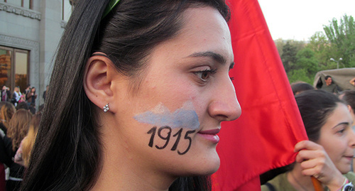 Участница факельного шествия в Ереване с изображением библейской горы Арарат. Фото Тиграна Петросяна для "Кавказского узла"