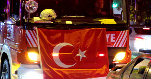 Флаг Турции на машине. Акция в поддержку Эрдогана. Стамбул, 17 июля 2016 г. Фото Магомеда Туаева для "Кавказского узла"