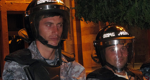 Сотрудники полиции в Ереване. Фото Тиграна Петросяна для "Кавказского узла"