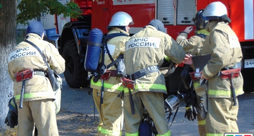 Сотрудники МЧС на ликвидации последствий взрыва газа в Махачкале. Фото:  http://www.riadagestan.ru/news/incidents/16_chelovek_postradali_v_rezultate_vzryva_bytovogo_gaza_v_makhachkale/