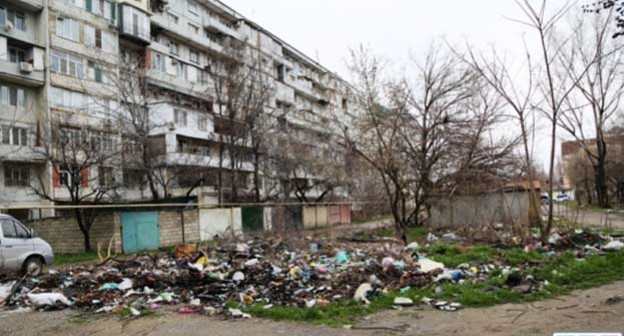 Мусор во дворе Махачкалы. Фото: http://mahachkala.bezformata.ru/content/image125196687.jpg