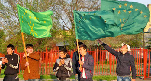 Молодые люди с черкесским флагом в руках. Фото Аси Капаевой для "Кавказского узла"