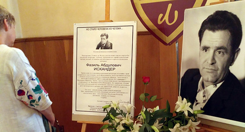 Портрет Фазиля Искандера в холле во время прощания с писателем. Фото Карины Гаджиевой для "Кавказского узла"