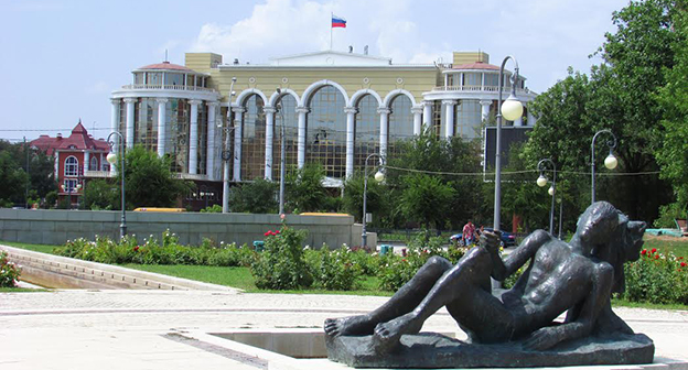 Вид на Суд Астраханской области с площади Ленина. Фото Вячеслава Ященко для "Кавказского узла"
