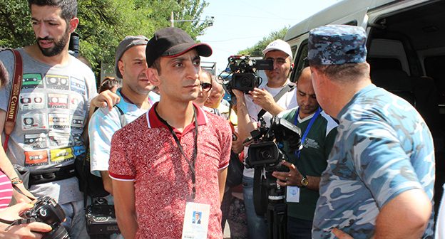 Журналисты на прессконференции с членами "Сасна Црер", захвативших полк ППС в Ереване Фото Тиграна Петросяна для "Кавказского узла" 