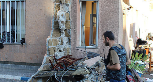 Разрушенная во время штурма стена ППС в Ереване. Фото Тиграна Петросяна для "Кавказского узла"