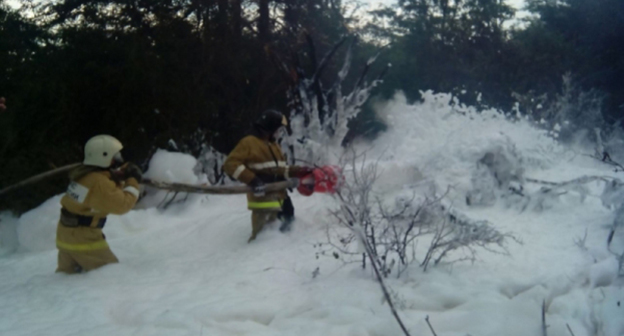 Ликвидация последствий крушения вертолета. Фото: http://krasnodar.bezformata.ru/listnews/vertoleta-mi-2-v-krasnodarskom/49313570/