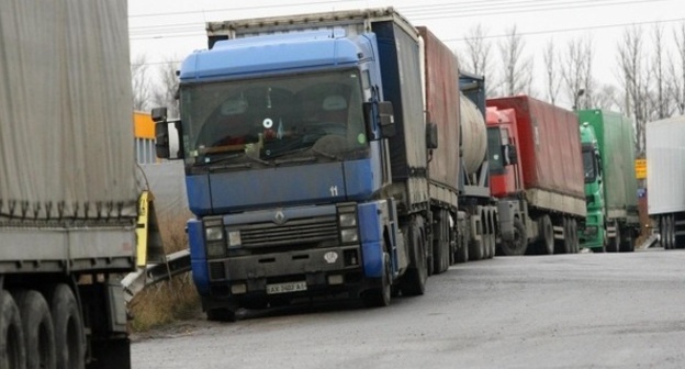 Стоянка грузовиков. Фото: http://sarinform.com/lenta/archives/new/2016/3/2/48612
