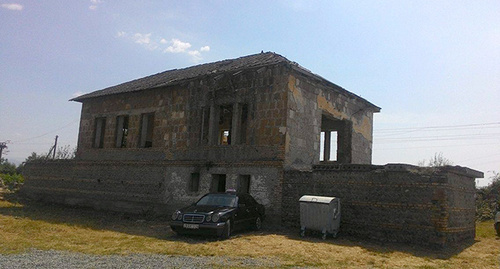Разрушенный дом в Шиндиси. Фото Эдиты Бадасян для "Кавказского узла"