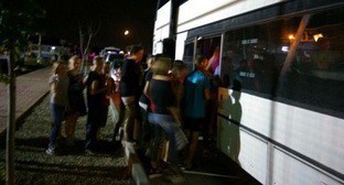 Эвакуация на автобусе детей после пожара в здании базы отдыха "Витязево" в пригороде Анапы, 11 августа 2016 года. Фото: Администрация муниципального образования "Город-курорт Анапа" http://www.anapa-official.ru/news/2016/08/14382/
