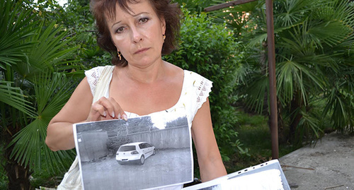 Ирина Снытко показывает фото парковки своего автомобиля. Фото Светланы Кравченко для "Кавказского узла"