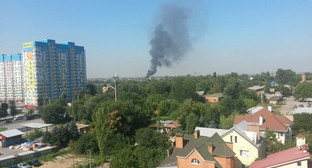 Дым от горящей железнодорожной цистерне на территории ростовской промзоны Фото: http://bloknot-rostov.ru/news/iz-za-pozhara-na-neftebaze-kluby-dyma-zavolokli-ra-771006?sphrase_id=125749