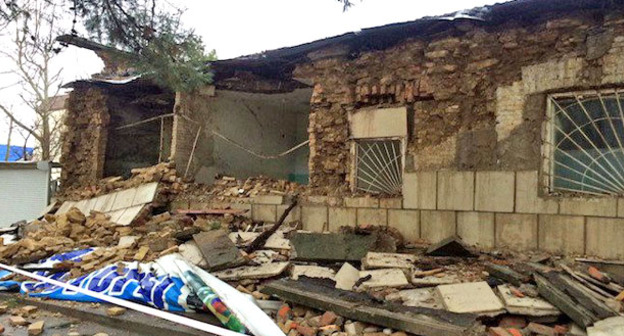 Стена полицейского участка обрушилась в Армавире. 16 августа 2016 г. Фото http://svopi.ru/proish/119402