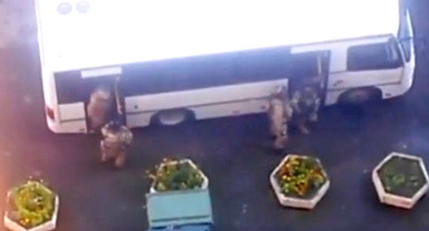 Спецоперация в жилом доме на Ленинском проспекте. Санкт-Петербург, 17 августа 2016 г. Кадр из видео пользователя Sheldon Cuper https://www.youtube.com/watch?v=5ZrizenCWoo