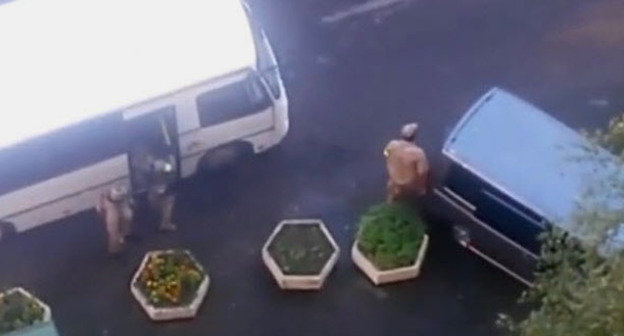 Спецоперация в жилом доме на Ленинском проспекте. Санкт-Петербург, 17 августа 2016 г. Кадр из видео пользователя Sheldon Cuper https://www.youtube.com/watch?v=5ZrizenCWoo