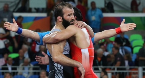 Селим Ясар (на фото слева) поздравляет Абдулрашида Садулаева с золотой медалью Игр. Фото: http://www.wrestrus.ru/media/view_gallery/5860/
