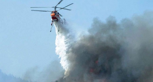 В тушении пожара были задействованы вертолеты. Фото:http://www.riadagestan.ru/news/incidents/aviatsiya_uchastvuet_v_tushenii_pozhara_v_sele_mokok_tsuntinskogo_rayona/