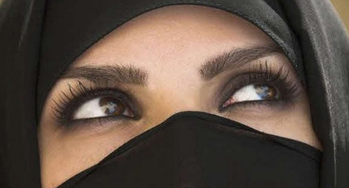 Женщина в хиджабе. Фото: https://www.yuga.ru/news/275652/