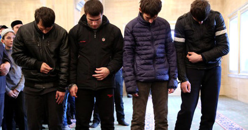 Молодые людям, совершившие в ноябре 2015 года поджог зиярта (мавзолея) на могиле почитаемого в Чечне богослова Янгульби-хаджи Дохтукаева. Фото http://www.grozny-inform.ru/news/society/66542/