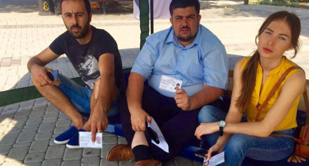 "Коммунисты России" проводят голодовку за отставку Губернатора Ставропольского края. Михаил Абрамян - в центре. Краснодар, 25 августа. Фото со страницы Михаила Абрамяна в Facebook