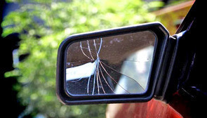 Разбитое зеркало на автомобиле. Фото: Валентина Мищенко / Югополис