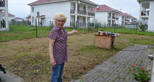 Людмила Савельева показывает дом  в котором она проживает с семьей с 23 февраля 2015 года в бесхозном поселке «Веселое-Псоу»