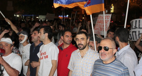 Участники митинга сторонников "Сасна Црер" 26 августа 2015 года. Фото Тиграна Петросяна для "Кавказского узла"