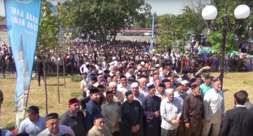 Верующие, собравшиеся перед новой мечетью в Чечне. Скриншот видеозаписи со страницы Рамзана Кадырова в соцсети "ВКонтакте", vk.com/ramzan