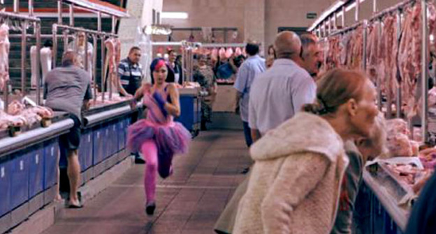 Бегущая Мира. Кадр из фильма «Напротив левого берега». Фото http://www.donnews.ru/Naprotiv-levogo-berega-Paramony-dom-gigant-ogon-pozharnyy-i-devushka-kotoraya-bezhit_26226