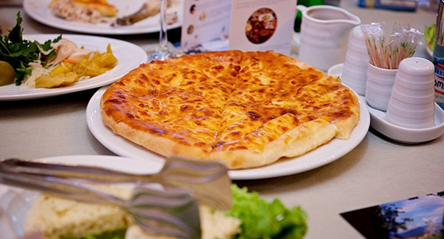 Стол с блюдами национальной кухни в ресторане. Фото: © Sputnik/ Alexander Imedashvili
 http://sputnik-georgia.ru/incidents/20160830/233104798/Restoran-v-Gruzii-gde-otravilis-bolee-180-chelovek-vremenno-zakryt.html