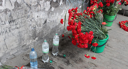 Бутылки с водой и гвоздики - в память о погибших в Беслане. Фото Эммы Марзоевой для "Кавказского узла"