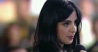 Диана Хачатрян на пресс-конференции Путина. Фото: стоп-кадр видео "Пресс-конференция Путина. Вопрос Дианы Хачатрян" http://www.novayagazeta.ru/tv/topics/61537.html